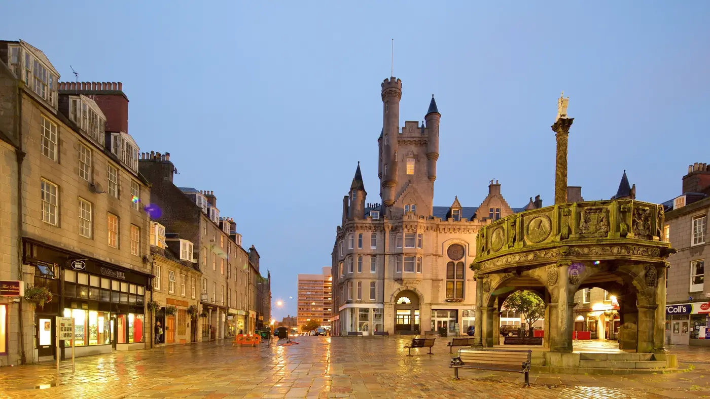 Castlegate storico nel centro di Aberdeen al tramonto