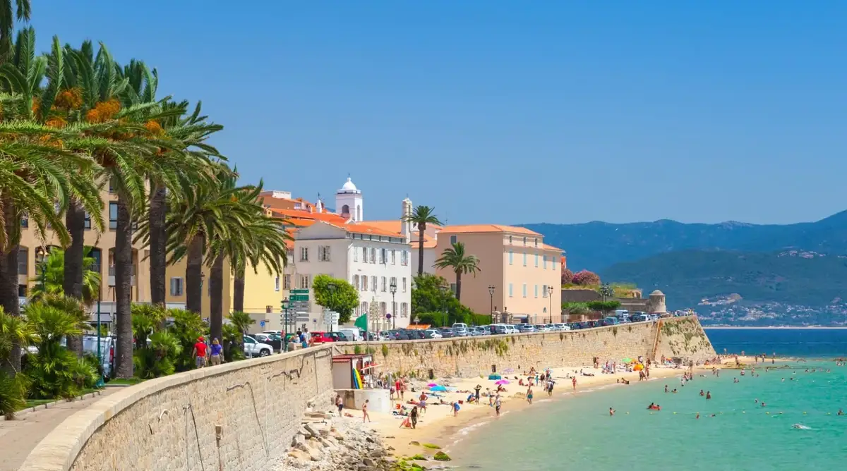 Traghetti e guida di Ajaccio: porto e collegamenti in traghetto