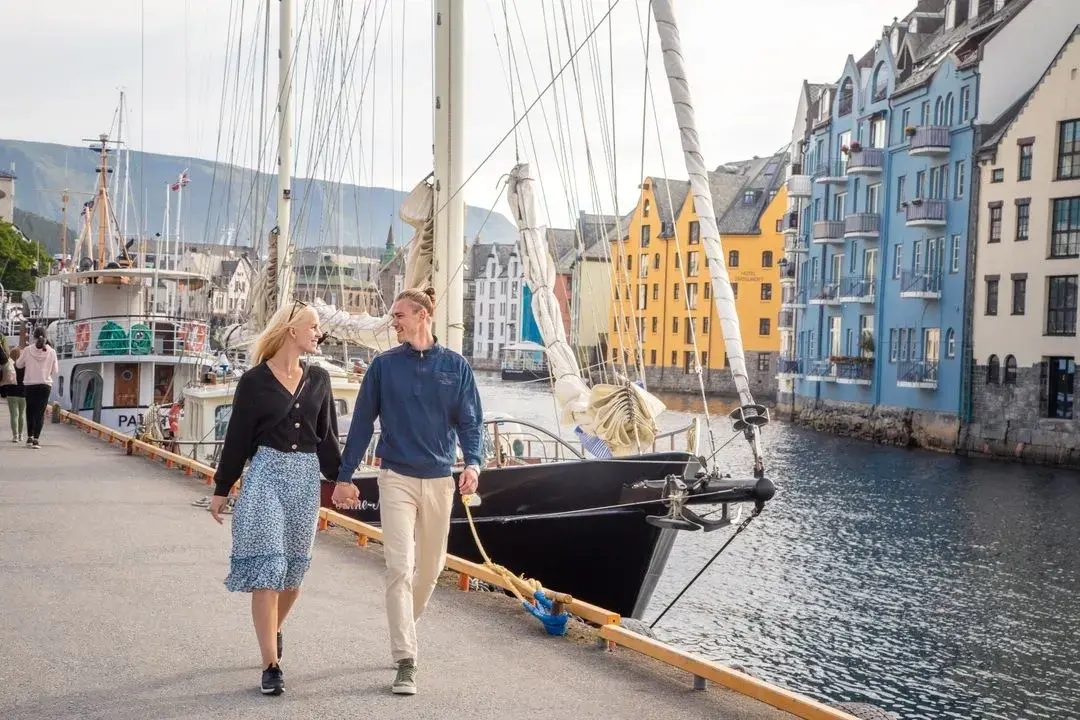 Traghetti e guida di Ålesund: porto e collegamenti in traghetto
