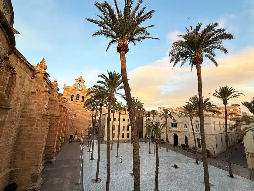 Piazza storica alberata e architettura della cattedrale di Almería