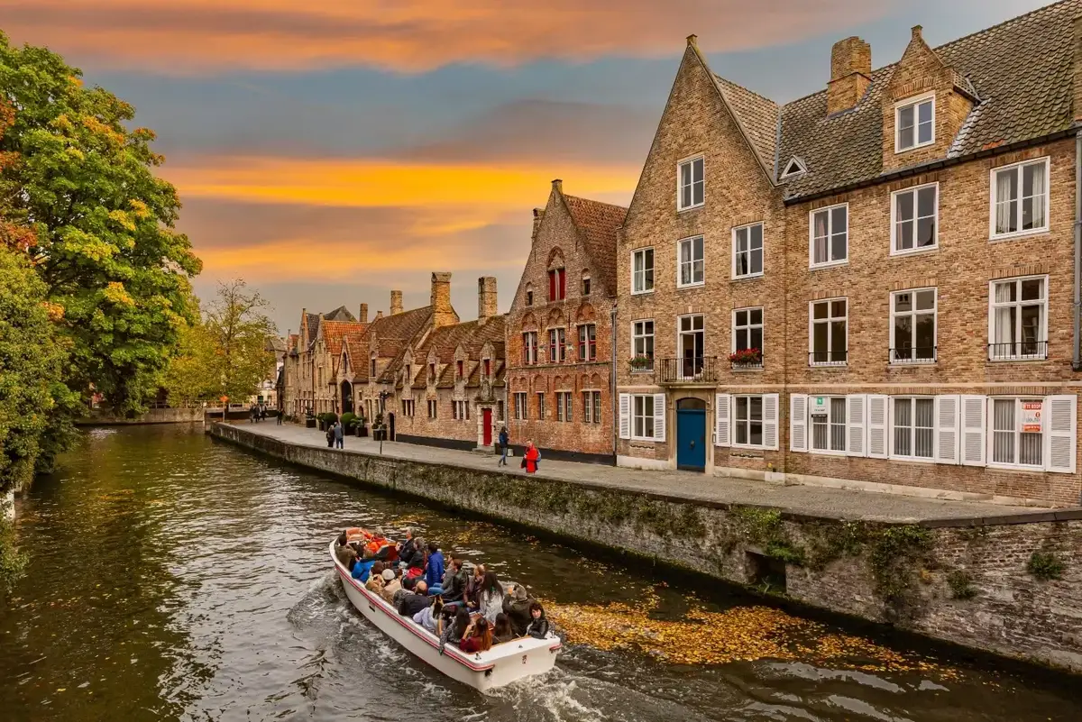 Canali di Bruges e centro storico medievale in Belgio