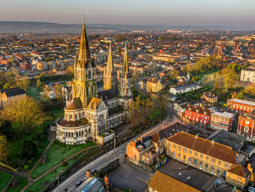 Città di Cork, fiume Lee e strade colorate nell’Irlanda meridionale
