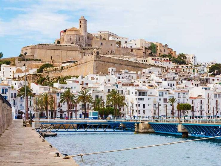 Traghetti e guida di Ibiza: porto e collegamenti in traghetto