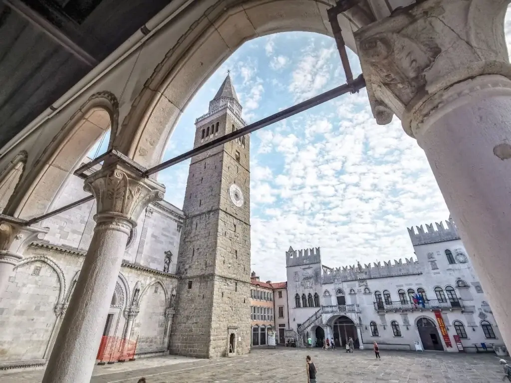 Traghetti e guida di Koper: porto e collegamenti in traghetto