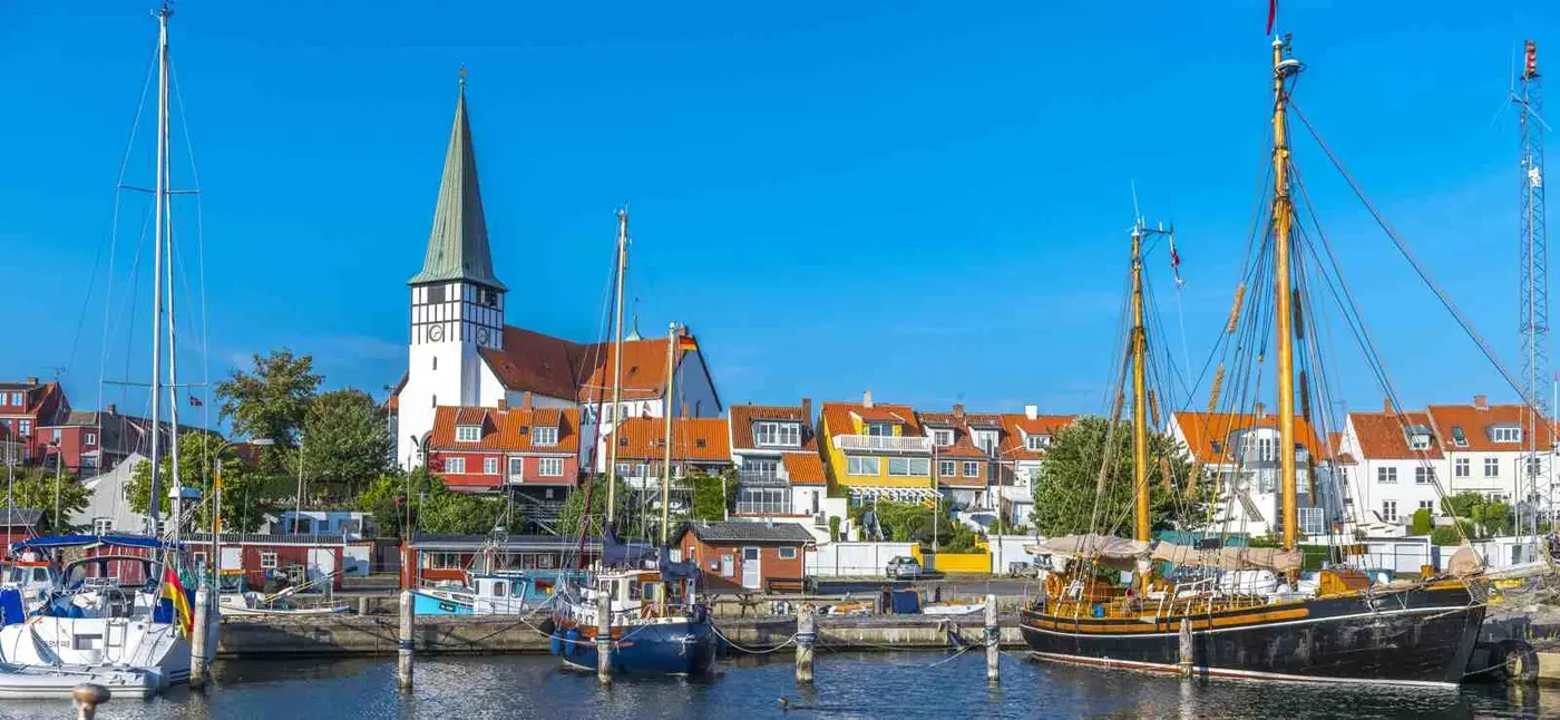 Centro storico di Rønne e costa di Bornholm in Danimarca