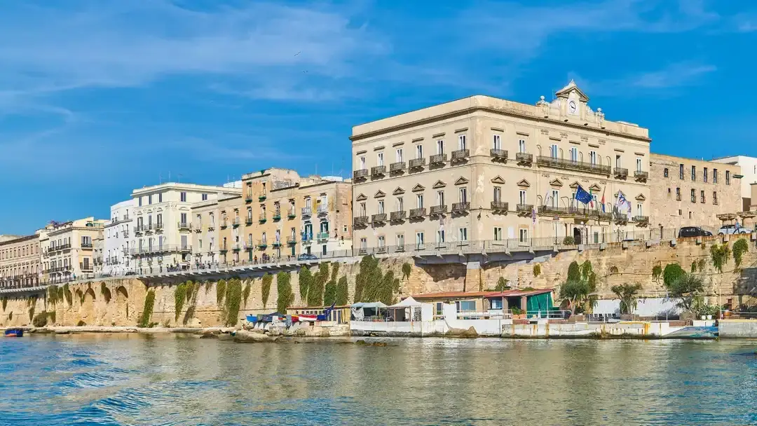 Traghetti e guida di Taranto: porto e collegamenti in traghetto