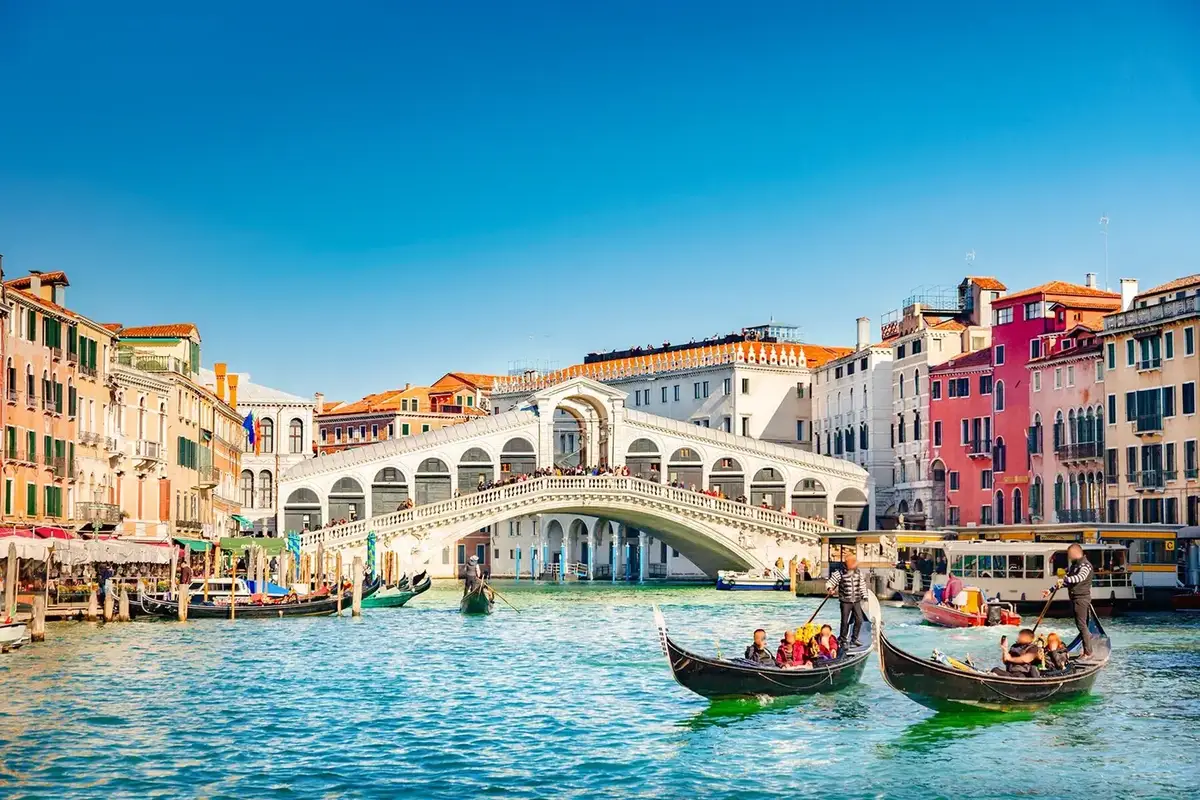 Traghetti e guida di Venezia: porto e collegamenti in traghetto