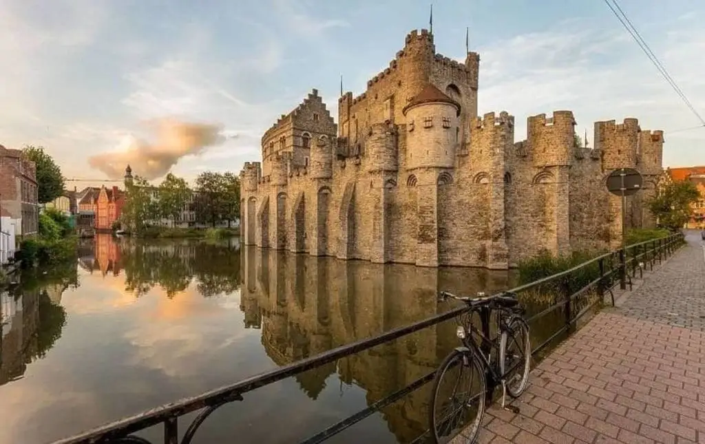 Spiaggia e marina di Zeebrugge e costa belga del Mare del Nord vicino a Bruges