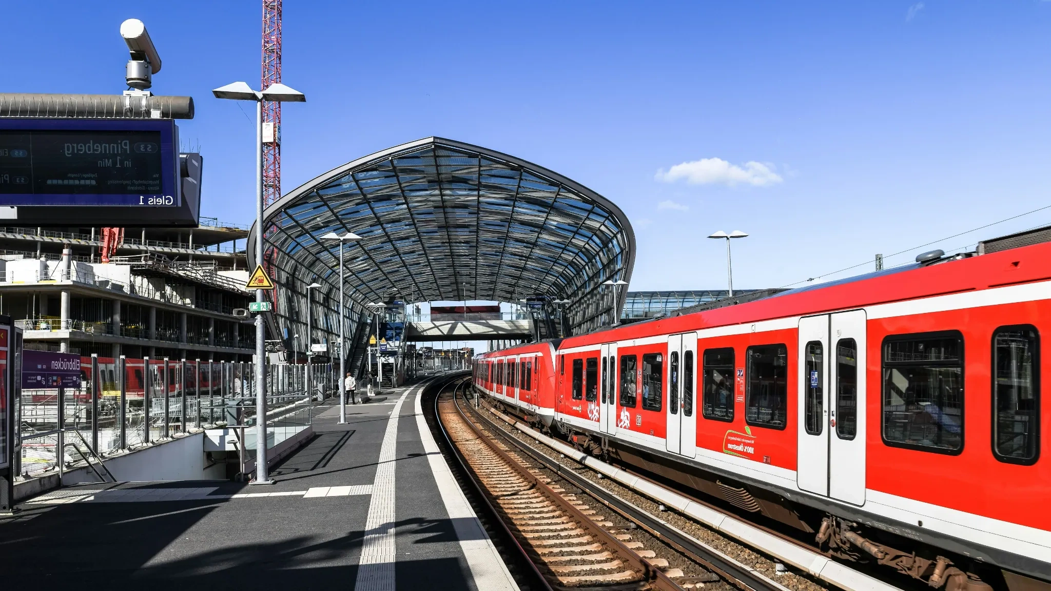 Treno moderno in arrivo al binario