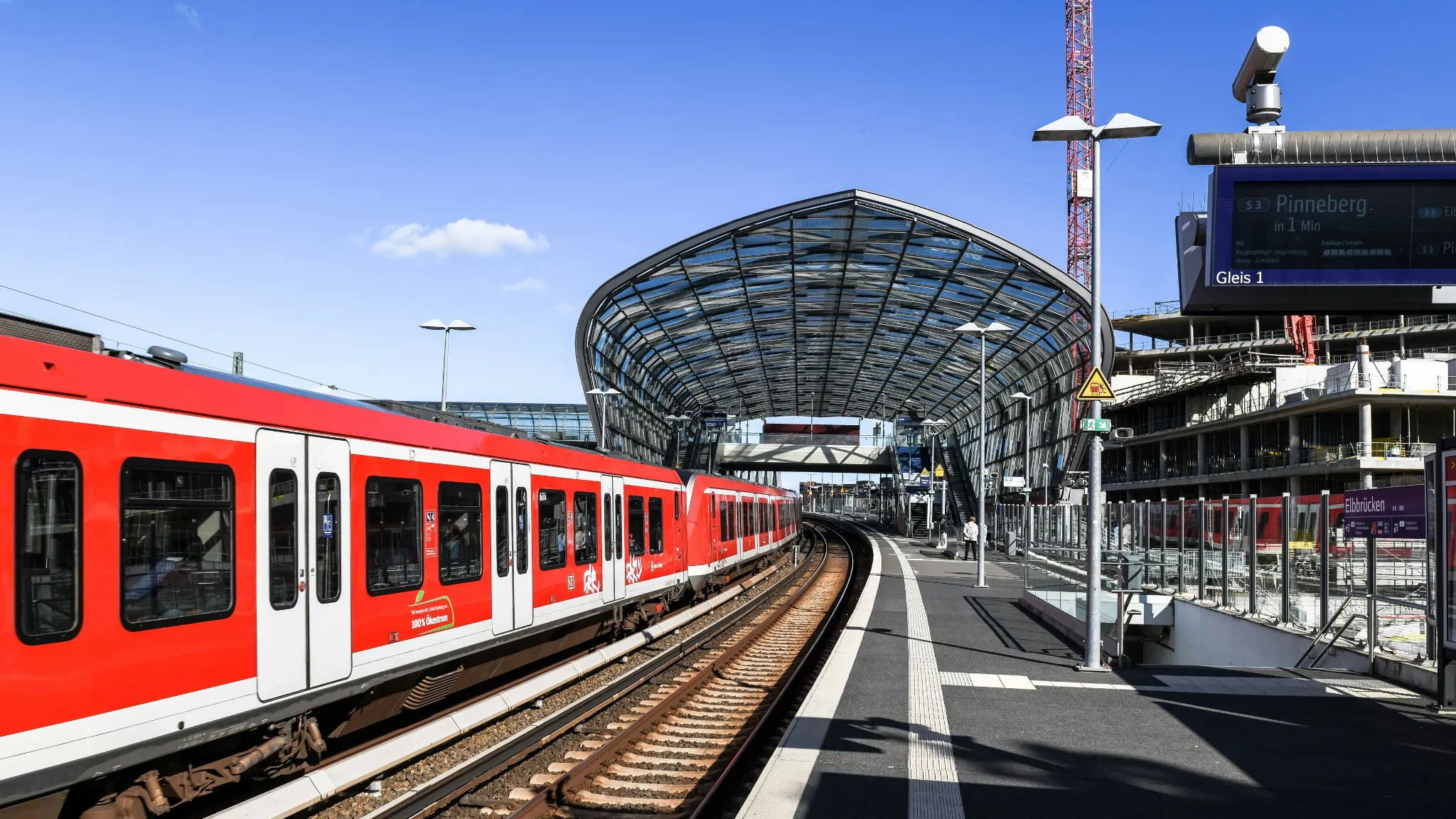 Viaggio in treno presso una stazione