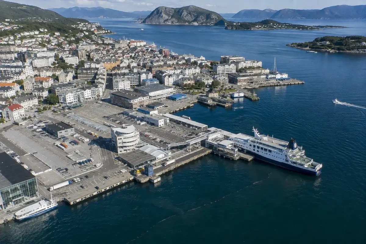Informazioni locali: porto e collegamenti in traghetto