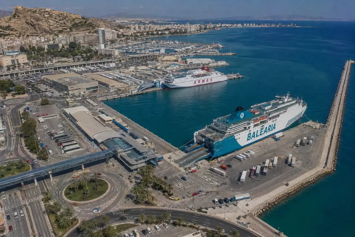 Informazioni locali: porto e collegamenti in traghetto
