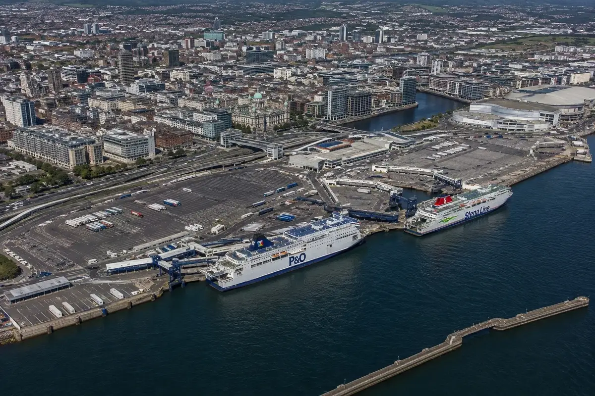 Informazioni locali: porto e collegamenti in traghetto