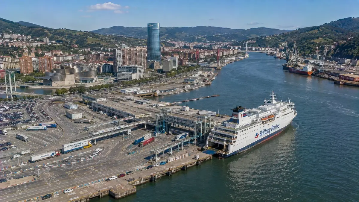 Informazioni locali: porto e collegamenti in traghetto