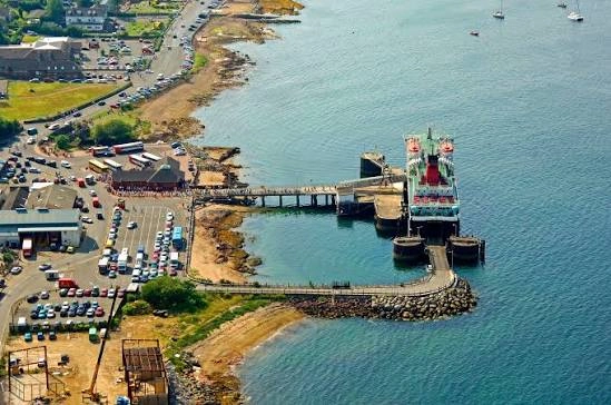 Organizza il viaggio da Troon a Brodick: rotta e viaggio in traghetto