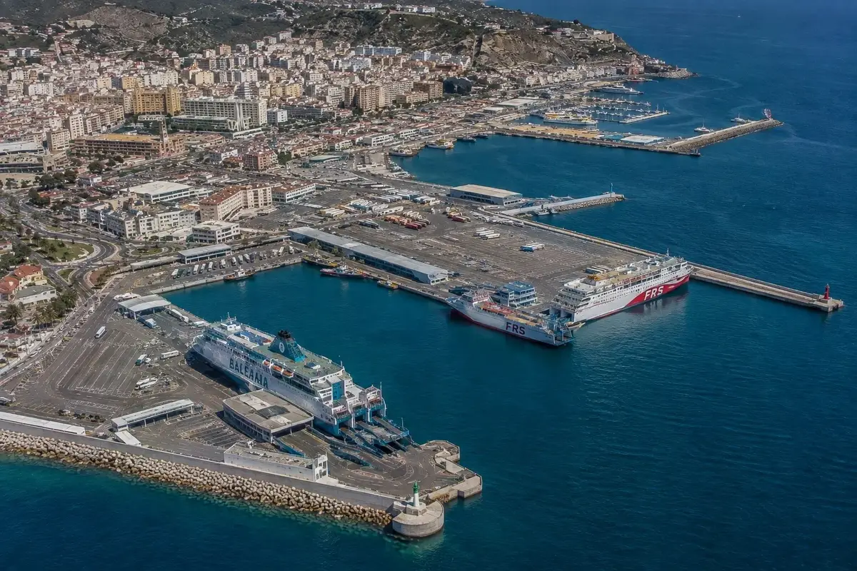 Informazioni locali: porto e collegamenti in traghetto
