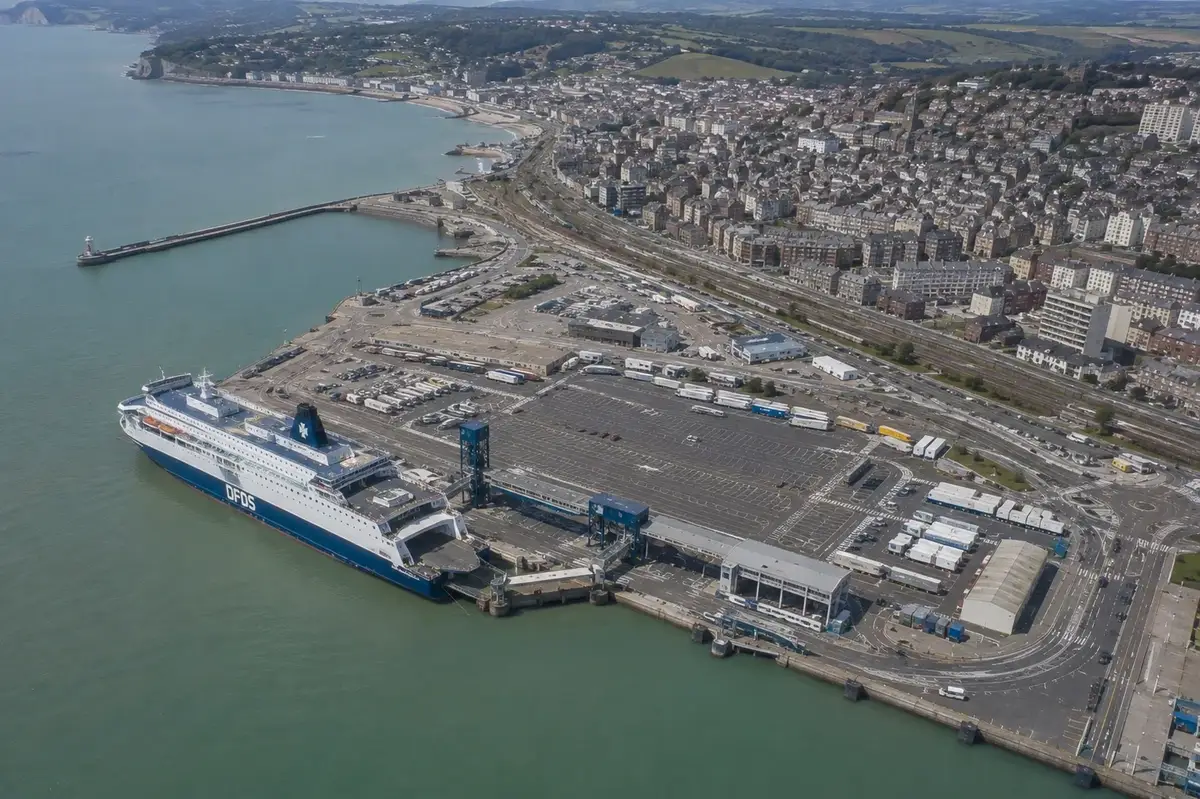 Informazioni locali: porto e collegamenti in traghetto