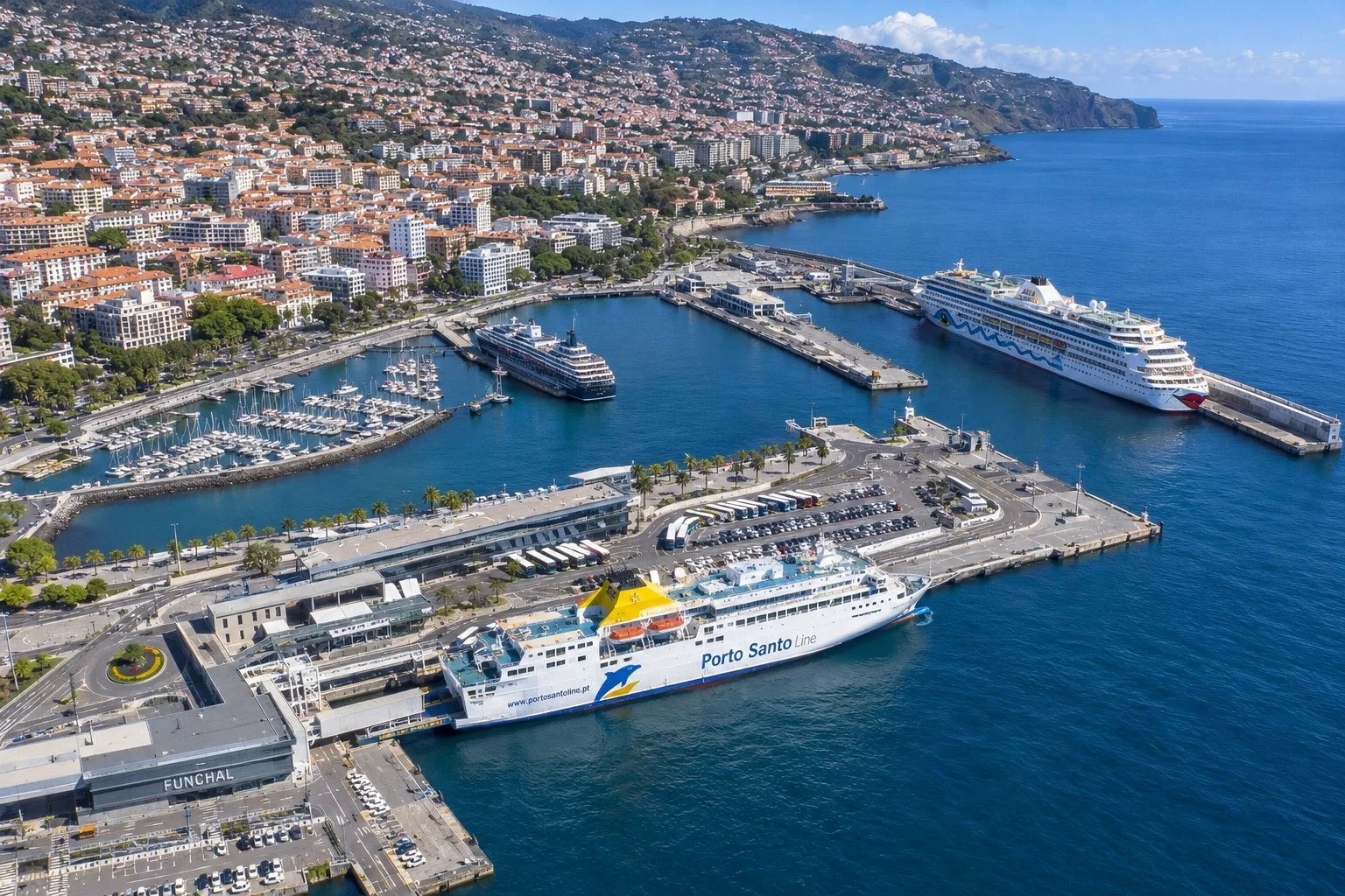 Informazioni locali: porto e collegamenti in traghetto