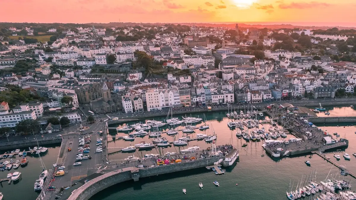 Porto di Guernsey e lungomare di St Peter Port