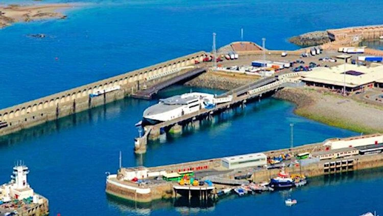 Organizza il viaggio da Portsmouth a Jersey: rotta e viaggio in traghetto