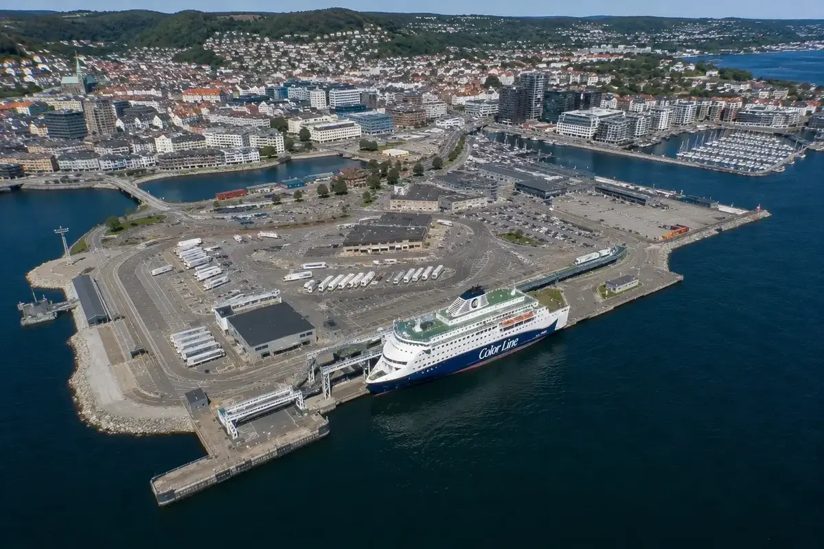 Informazioni locali: porto e collegamenti in traghetto
