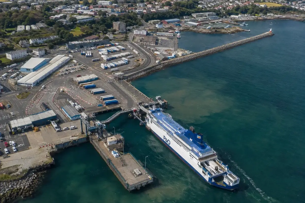 Informazioni locali: porto e collegamenti in traghetto