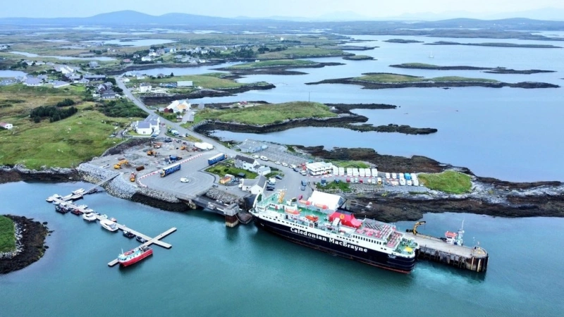 Organizza il viaggio da Uig a Lochmaddy: rotta e viaggio in traghetto