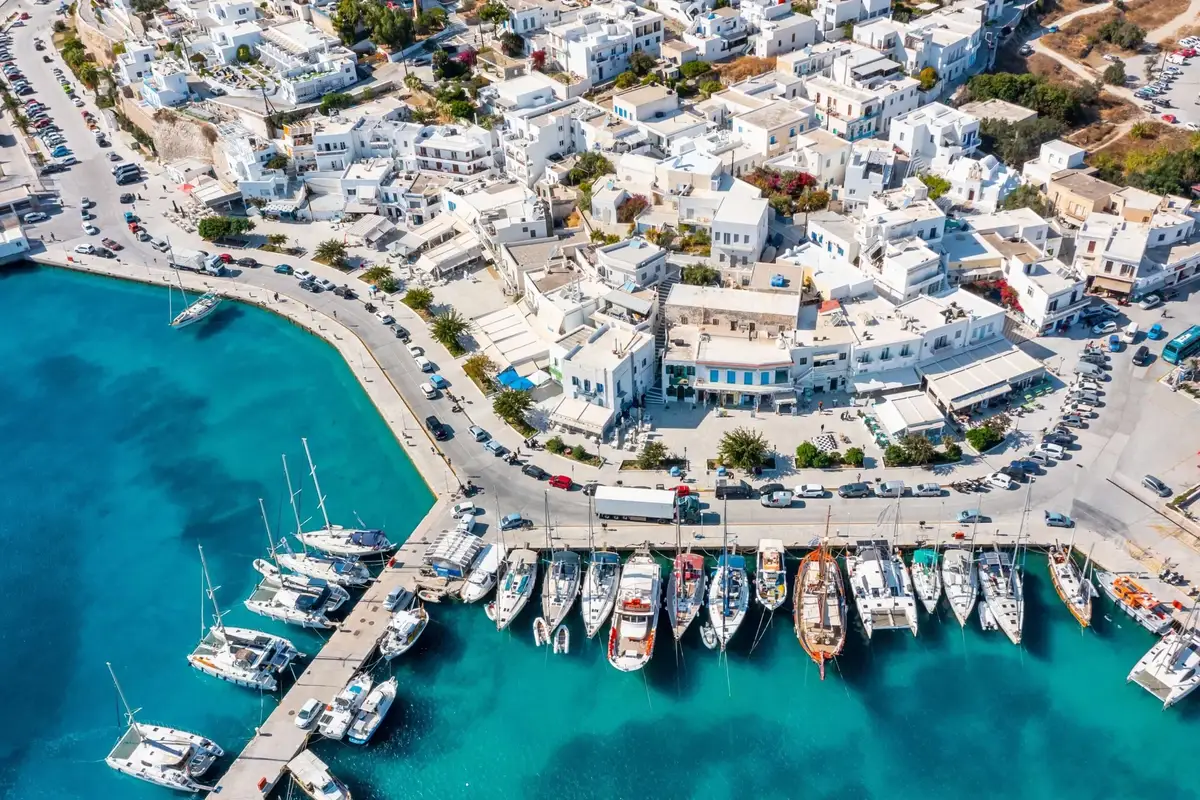 Porto dei traghetti di Milos