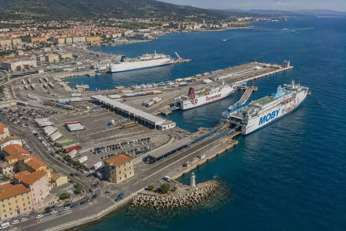 Porto dei traghetti di Piombino in Toscana