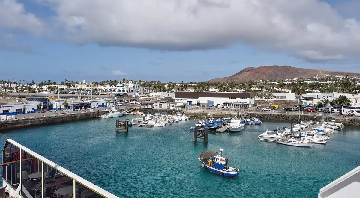 Organizza il viaggio da Corralejo a Playa Blanca: rotta e viaggio in traghetto