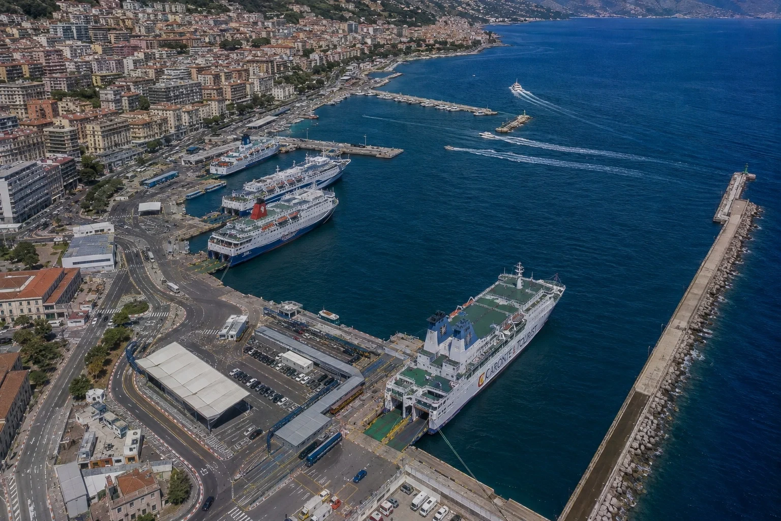 Porto dei traghetti di Reggio Calabria: rotta e viaggio in traghetto