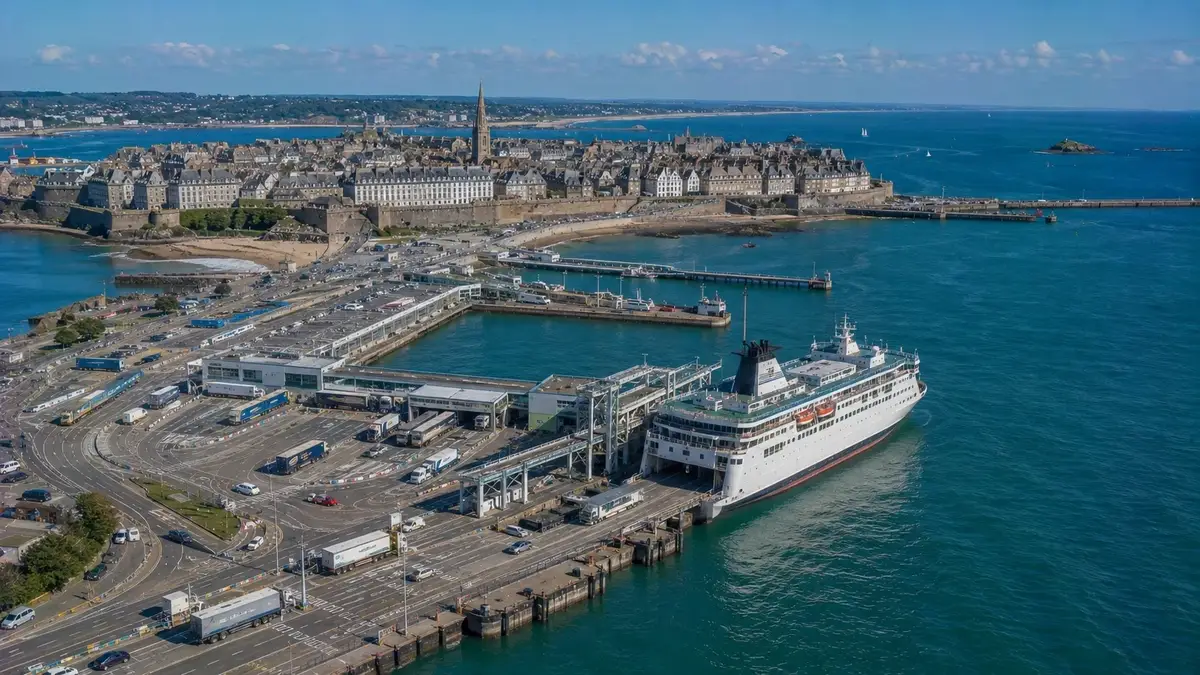 Porto dei traghetti di St Malo in Bretagna