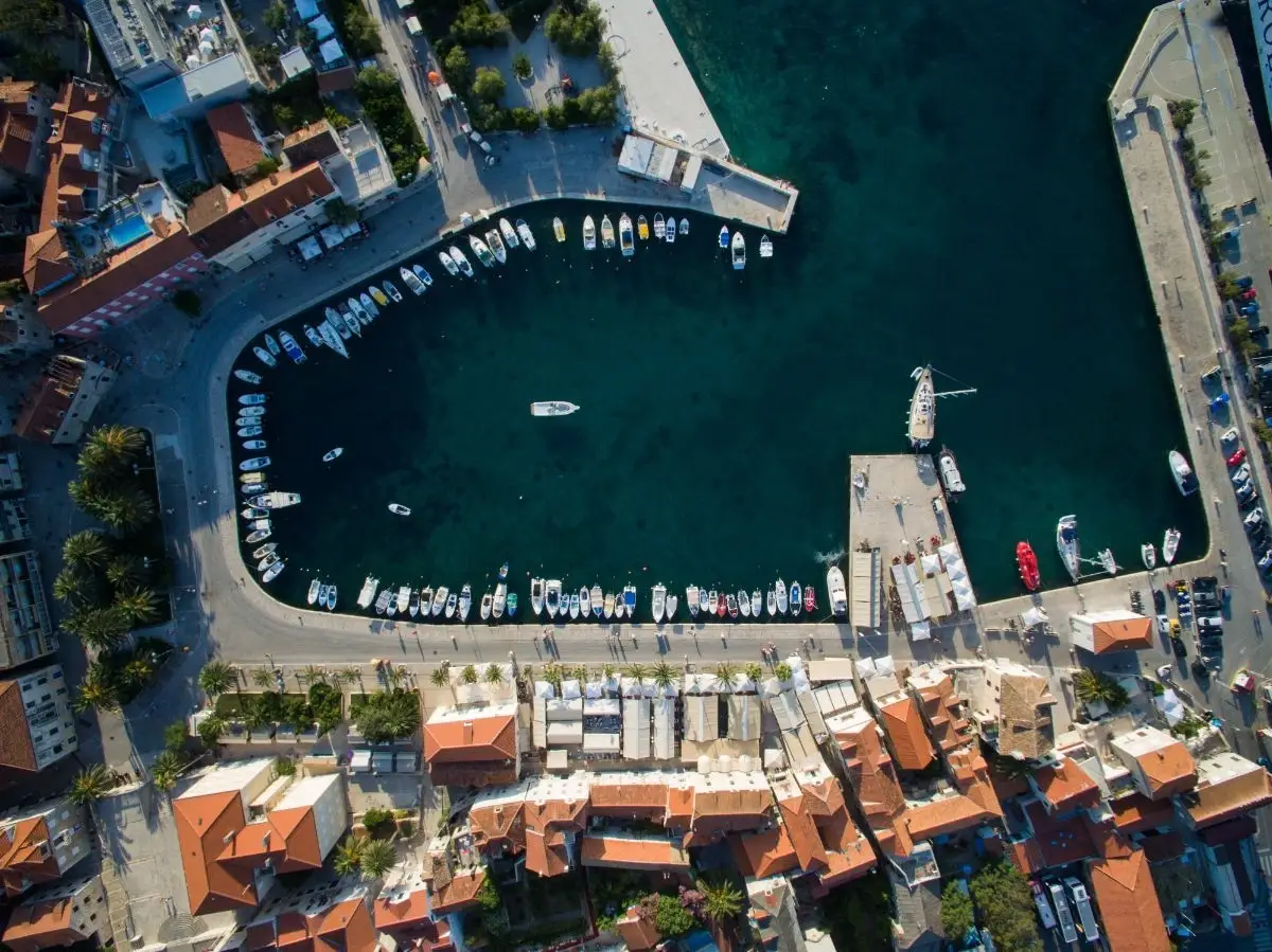 Organizza il viaggio da Spalato a Supetar: rotta e viaggio in traghetto
