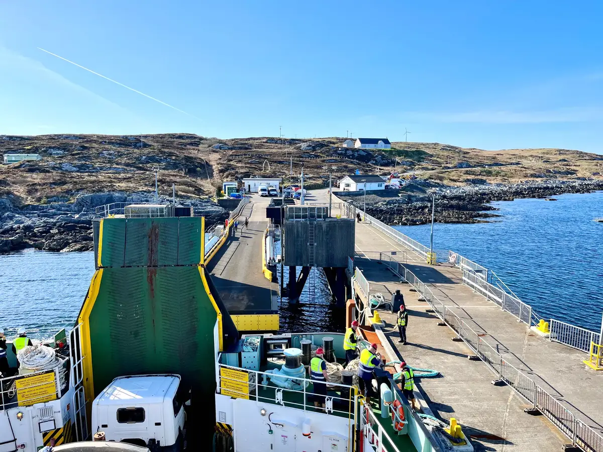 Paesaggio costiero di Tiree con traghetto