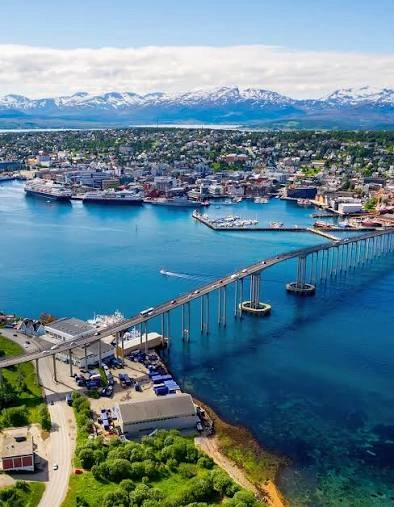 Porto di Tromsø e bridge in Arctic Norvegia