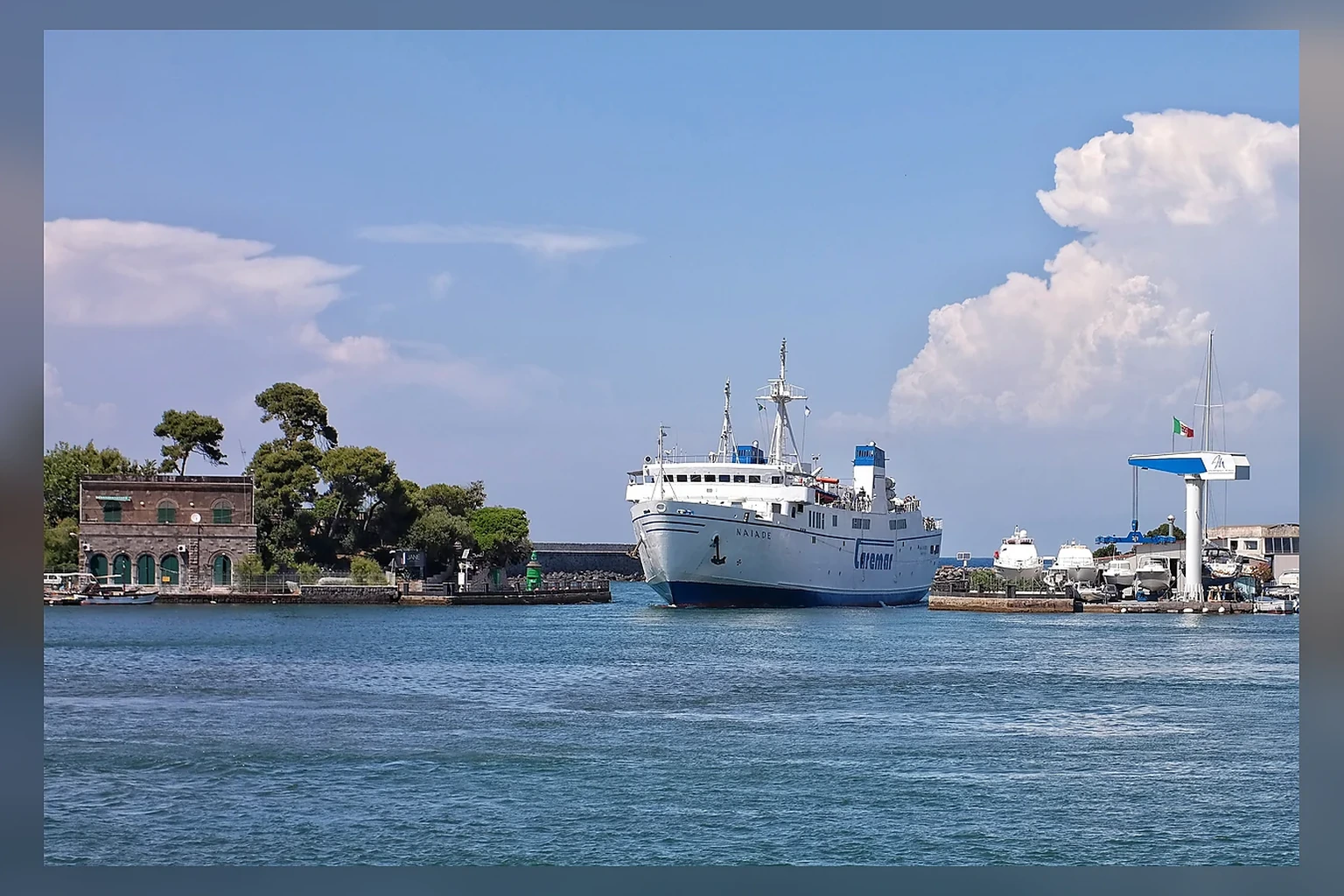 Caremar: traghetto, rotte e servizi passeggeri