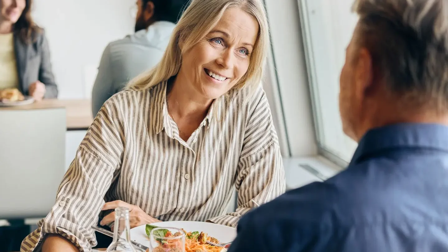 Passeggeri al ristorante di un traghetto Scandlines